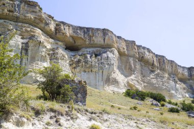 Kırım, güneşli bir günde, kireçtaşı dağları, beyaz ve gri tepeler....