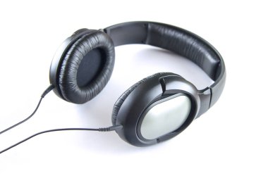 Müzik gri kulaklık beyaz bir arka plan üzerinde izole kablosu ile