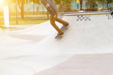 Genç adam kaykay parkında pratik yapıyor.