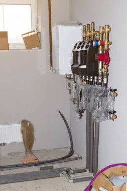 İnşaat sırasında gaz kazanının görüntüsü ve emniyet valfleri ve dağıtımcısı olan boru tesisatı kurulumu