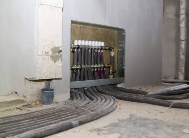 Isıtma sistemine bağlı borularda tarak ve musluklar olan kolleksiyon kutusu