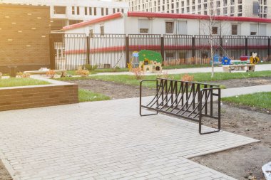 İnşaat kompleksinin altındaki bahçede bisiklet ve oyun parkı için park yeri