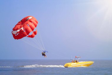 Parasailing - aktif bir eğlence biçimi, hareket halindeki bir tekneye uzun bir iple bağlanmak ve havada süzülen özel paraşüt sayesinde