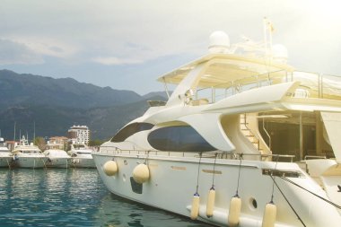Karadağ'da Budva rıhtım ve dağ üzerinde yat görünümü