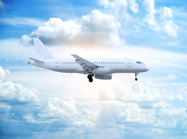 Fehér Utasszállító Repülőgép Érkezik Szárazföldre Természetes Háttér Fehér Felhők Kék — Stock Fotó