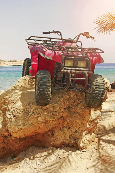 Dörtlü Bisiklet Deniz Kıyısında Kayalıklarda Atvs — Stok fotoğraf