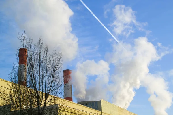 Rauchende Industrieanlagen Wärmekraftwerken Emittieren Verschmutzte Luft Die Atmosphäre Blauen Himmel — Stockfoto