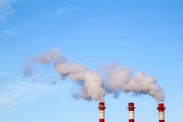 Rökning Industriella Staplar Ett Värmekraftverk Släpper Förorenad Luft Atmosfären Den — Stockfoto