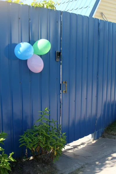 Auténtica Cerca Azul Con Puerta Modestamente Decorada Para Las Vacaciones — Foto de Stock