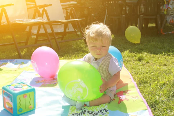 Retrato Adorável Menino Aucasiano Divertindo Jardim Com Balão Hild Senta — Fotografia de Stock