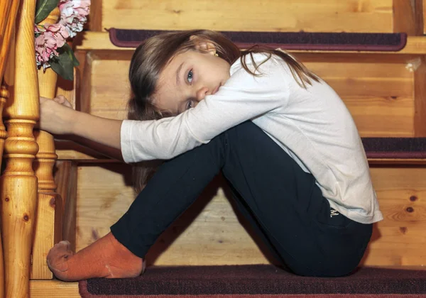 Üzgün Küçük Kız Merdivenlerde Oturuyor Dizleri Bağlı Uzun Saçları Sarkık — Stok fotoğraf