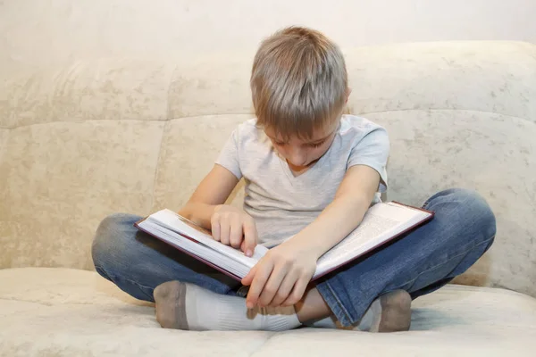 Küçük Çocuk Bej Kanepede Oturup Kitap Okurken Uyuyakaldı Zor Eğitim — Stok fotoğraf