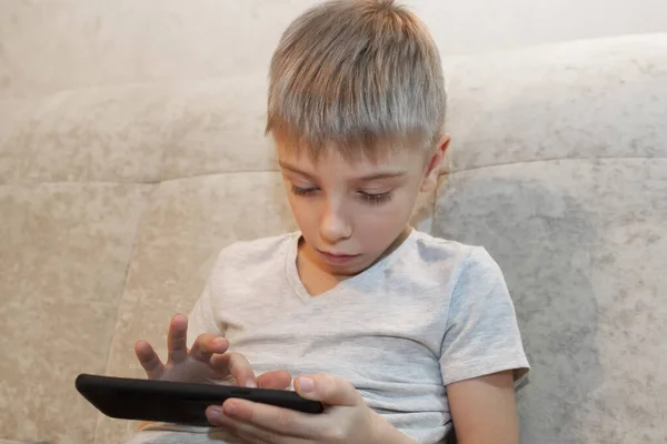 Мальчик Сидит Дома Играет Игры Телефоне — стоковое фото