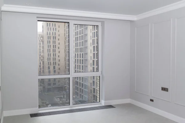 Пустая Элегантная Комната Серого Цвета Буазери Стенах Панорамные Окна Конвектором — стоковое фото