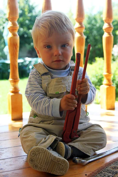 Sevimli Erkek Bebek Ahşap Verandada Oturur Babamın Enstrümanlarıyla Oynar Kırsal — Stok fotoğraf