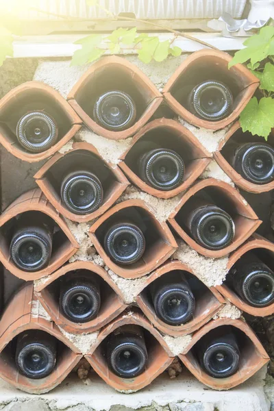 Vista Fondo Bottiglie Vino Giacenti Terrecotte Titolari Con Vite — Foto Stock