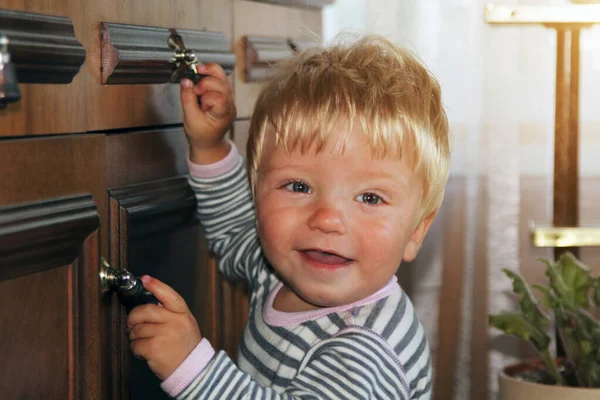 Симпатичный Маленький Мальчик Делает Первые Шаги Держа Ручку Дерева Счастливый — стоковое фото