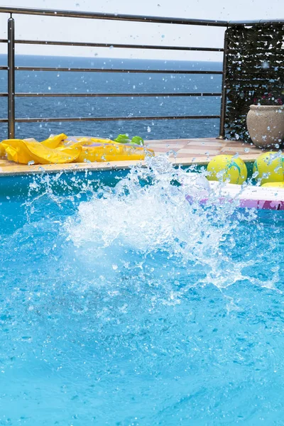 Água Espirra Depois Que Menino Salta Para Piscina — Fotografia de Stock