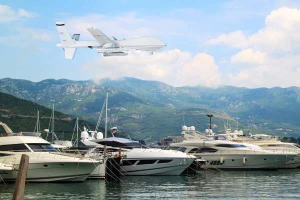 Bezpilotní Vojenské Drone Létá Nad Jachty Čluny Přístavu Horami Bílými — Stock fotografie
