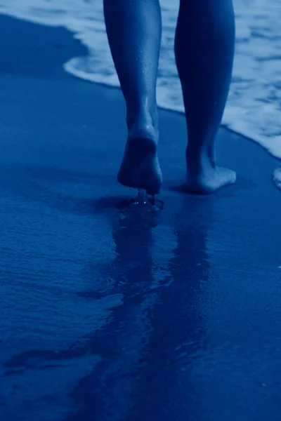 Mulher Andando Praia Areia Deixando Pegadas Areia — Fotografia de Stock