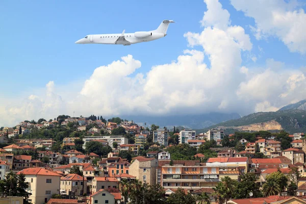 Bílý Soukromý Jet Business Jet Létá Pozadí Krásného Výhledu Oblíbené — Stock fotografie