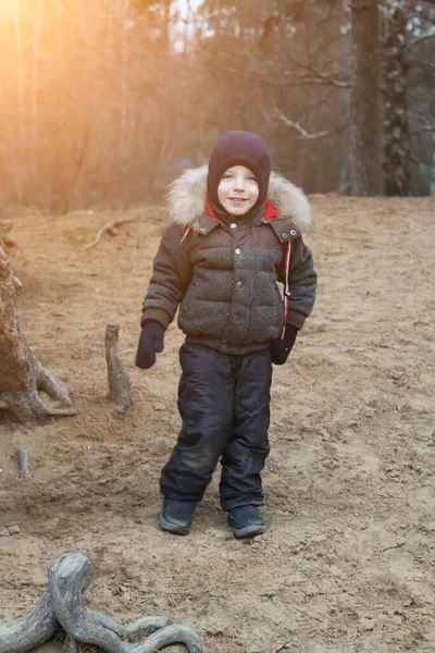 Glücklich Lächelnder Junge Warmer Kleidung Und Hut Der Seinen Hals — Stockfoto