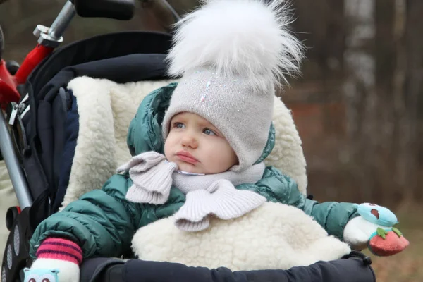 Menina Feliz Roupas Quentes Chapéu Cobrindo Seu Pescoço Vento Frio — Fotografia de Stock