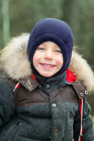 Soğuk Rüzgardan Boynunu Örten Kalın Elbiseli Şapkalı Mutlu Çocuk Sonbaharda — Stok fotoğraf