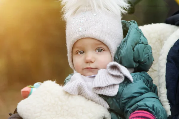 暖かい服を着た幸せな赤ちゃんと秋の屋外で冷たい風から首を覆う帽子 — ストック写真