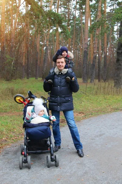 Happy Man Staat Naast Kinderwagen Met Schattig Klein Meisje Houdt — Stockfoto