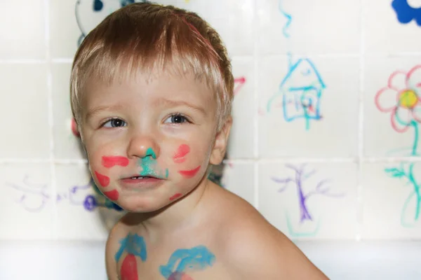 Retrato Lindo Adorable Niño Jugando Dibujando Con Pintura Pared Baño —  Fotos de Stock