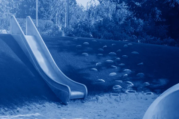 现代游乐场 配有金属滑梯 景观设计 梯形塑料弹壳 山边用时尚经典的蓝色调装饰 2020年 — 图库照片