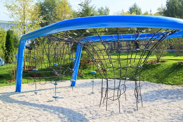 Kindergeräte Zum Seilklettern Mit Blauem Metallgestell Auf Modernem Spielplatz Stadtpark — Stockfoto