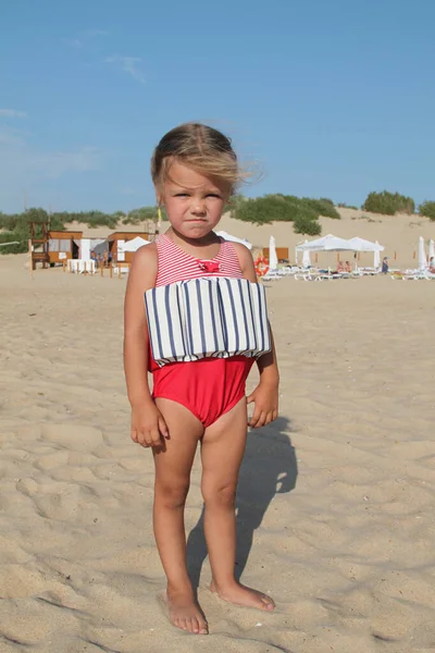 Kleines Mädchen Steht Strand Einem Speziellen Badeanzug Für Kinder Die — Stockfoto