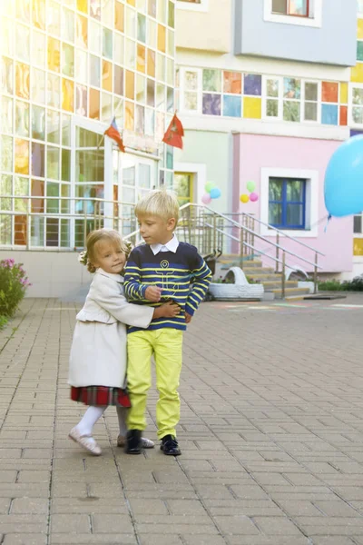 Adorável Menina Casaco Abraços Menino Com Balão Azul Território Jardim — Fotografia de Stock
