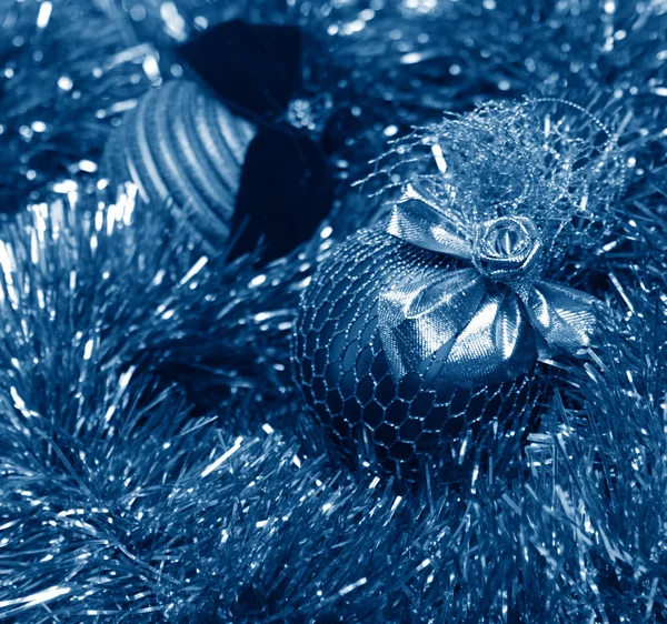 Boules Noël Bleues Sur Une Teinte Dorée — Photo