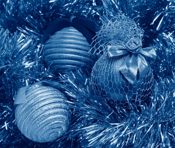 黄金の見掛け倒しのクリスマス ボールを青と金色 — ストック写真