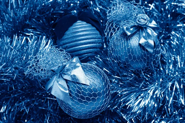 Boules Noël Bleues Sur Une Moule Dorée — Photo