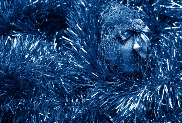 Weihnachtskugeln Auf Lametta Der Trendigen Farbe Klassisch Blau Des Jahres — Stockfoto