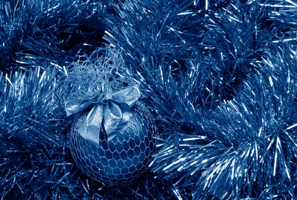 Boules Noël Sur Tinsel Tonique Mode Classic Blue Couleur Année — Photo