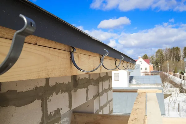 Vista Cerca Casa Construcción Con Soportes Para Canaletas Sistema Drenaje — Foto de Stock