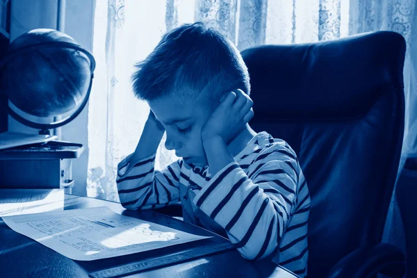 Счастливый Мальчик Размышляет Над Уроками Тонированными Трико Classic Blue Цвета — стоковое фото