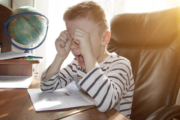Een Schoolgaande Jongen Die Huilt Schreeuwt Terwijl Hij Huiswerk Maakt — Stockfoto