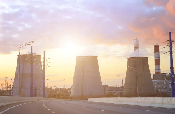Leere Straße Mit Wärmekraftwerk Und Rauch Aus Rohren Bei Sonnenuntergang — Stockfoto