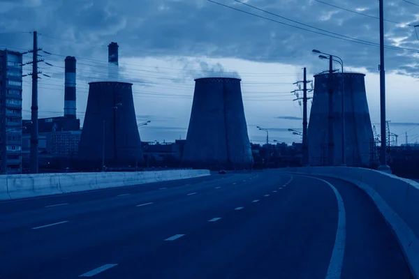 Straße Mit Nacheinander Vorbeifahrendem Auto Mit Heizkraftwerk Bei Sonnenuntergang Der — Stockfoto