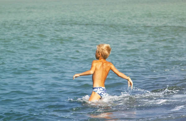 Junge Betritt Sanft Mit Den Händen Das Kalte Sommermeer — Stockfoto