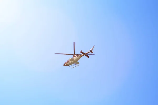 Passeio Helicóptero Roxo Voa Contra Fundo Céu Azul Claro Foto — Fotografia de Stock
