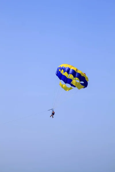人们乘降落伞飞行 降落伞拉着一条船 — 图库照片