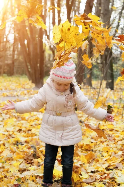 Glückliches Mädchen Wirft Gelbe Ahornblätter Sonnigen Park Kinder Genießen Herbstwetter — Stockfoto