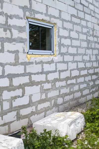 Façade Chalet Construction Avec Nouvelle Fenêtre Insérée Bloc Blocs Béton — Photo